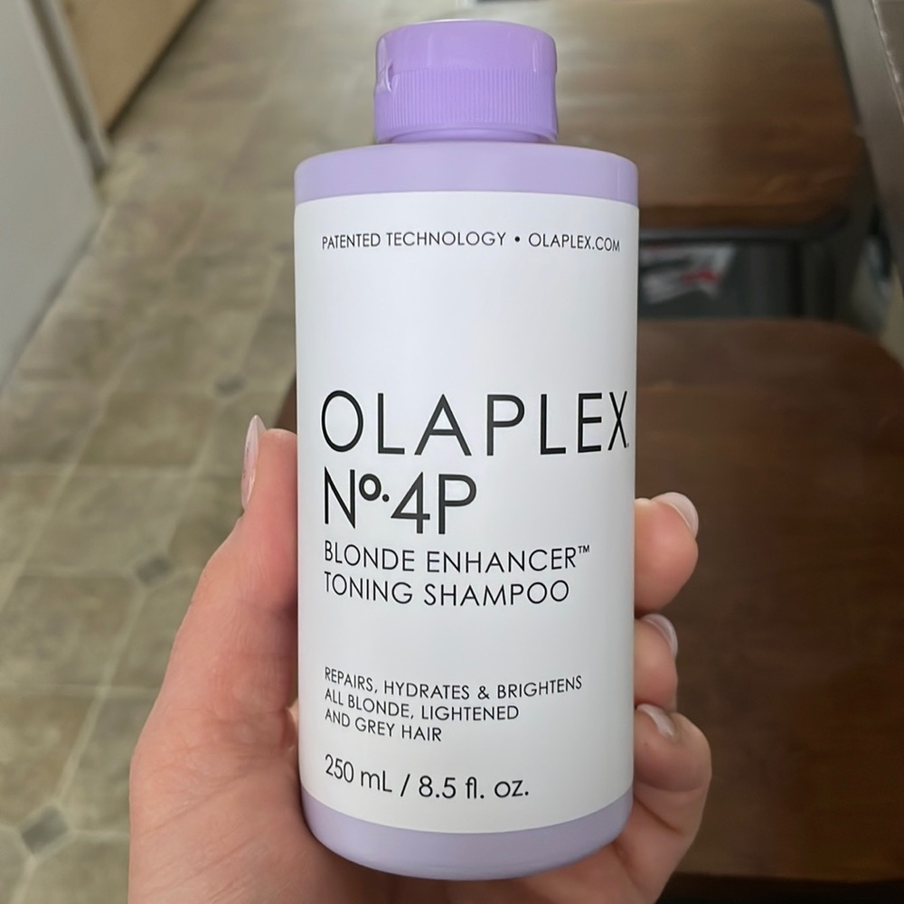 OLAPLEX No. 4P Blonde Enhancer Toning Shampoo